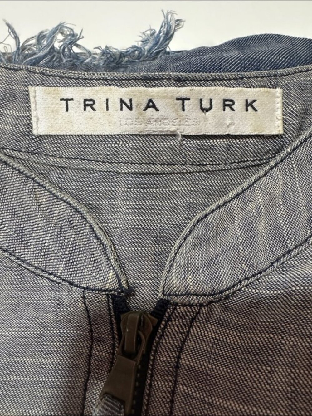 Trina Turk Chambray Top Size M Lyocell Linen Frayed Hem Half Zip Blouse - Picture 2 of 9